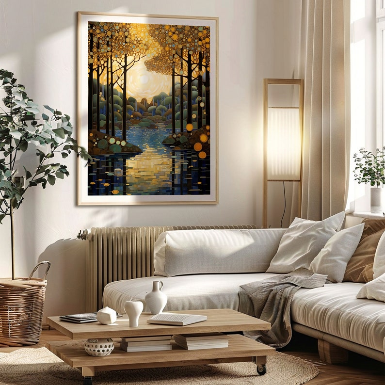 K&ouml;nnte beinhalten: Ein gerahmtes Gem&auml;lde, das eine Waldszene mit einem See im Vordergrund zeigt. Die B&auml;ume sind stilisiert und haben einen goldenen Schimmer. Der See ist tiefblau mit Reflexionen der B&auml;ume und des Himmels. Das Gem&auml;lde ist im modernen Stil gehalten und w&uuml;rde in einem Wohnzimmer oder Schlafzimmer gut aussehen.