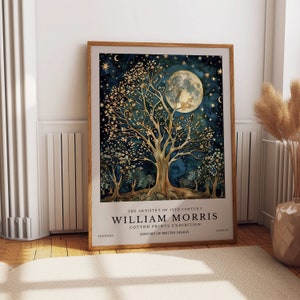 Pu&ograve; includere: Un poster con un'illustrazione dorata e blu di un albero con una luna piena sullo sfondo. Il testo sul poster recita "The Artistry of 19th Century William Morris Cotton Prints Exhibition History of British Design".