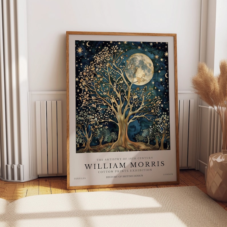 Pu&ograve; includere: Un poster con un'illustrazione dorata e blu di un albero con una luna piena sullo sfondo. Il testo sul poster recita "The Artistry of 19th Century William Morris Cotton Prints Exhibition History of British Design".