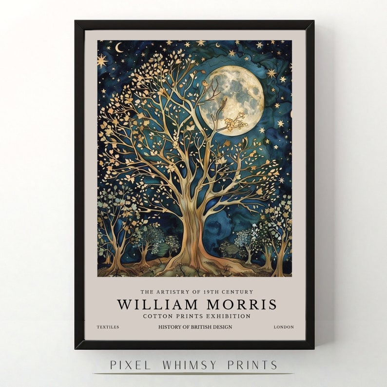 Pu&ograve; includere: Una stampa d'arte digitale che presenta un albero stilizzato con accenti dorati su uno sfondo blu scuro con luna piena e stelle. Il testo "THE ARTISTRY OF 19TH CENTURY WILLIAM MORRIS COTTON PRINTS EXHIBITION HISTORY OF BRITISH DESIGN TEXTILES LONDON" &egrave; nella parte inferiore della stampa.