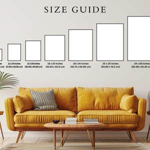 Pu&ograve; includere: Guida alle dimensioni per stampe di diverse dimensioni, che vanno da 22,86x27,94 cm a 60,96x91,44 cm. L'immagine mostra un divano giallo con un cuscino e un tavolino da caff&egrave; di fronte a un muro bianco.
