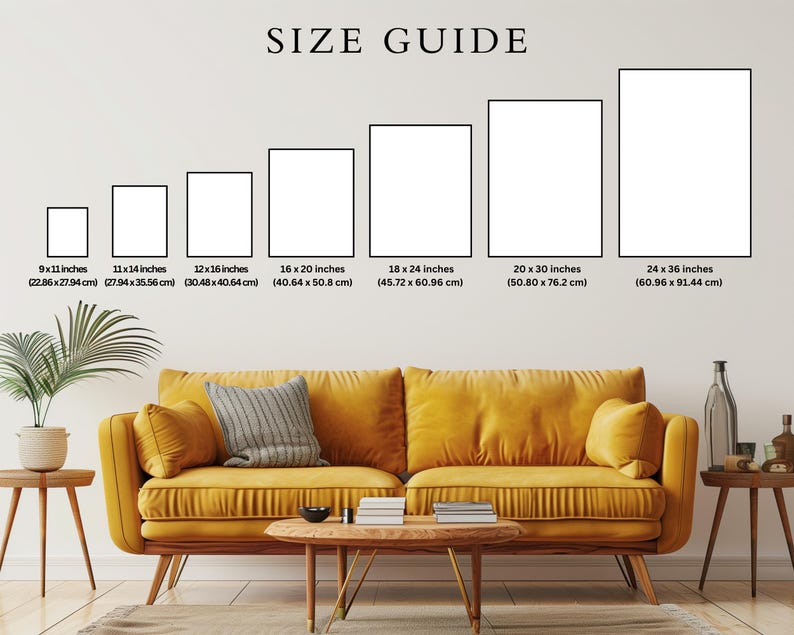 Pu&ograve; includere: Guida alle dimensioni per stampe di diverse dimensioni, che vanno da 22,86x27,94 cm a 60,96x91,44 cm. L'immagine mostra un divano giallo con un cuscino e un tavolino da caff&egrave; di fronte a un muro bianco.