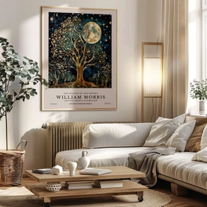 Pu&ograve; includere: Un poster con un'illustrazione dorata e blu di un albero con una luna piena e stelle sullo sfondo. Il testo sul poster recita "The Artistry of 19th Century William Morris Cotton Prints Exhibition."