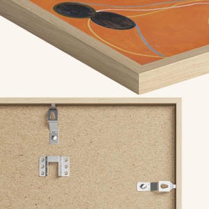 Pu&ograve; includere: Il retro di un'opera d'arte incorniciata con una cornice in legno marrone chiaro e un retro in cartone beige. La cornice ha due ganci metallici per appendere fissati sul retro.