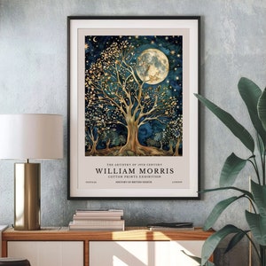 Pu&ograve; includere: Un poster con un'illustrazione stilizzata di un albero con foglie dorate su uno sfondo blu scuro con luna piena e stelle. Il testo "THE ARTISTRY OF 19TH CENTURY WILLIAM MORRIS COTTON PRINTS EXHIBITION TEXTILES HISTORY OF BRITISH DESIGN LONDON" &egrave; in fondo al poster.