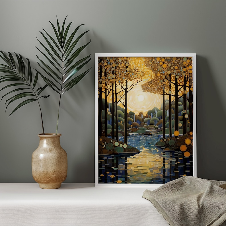 K&ouml;nnte beinhalten: Ein Gem&auml;lde, das eine Waldszene mit einem See im Vordergrund zeigt. Die B&auml;ume sind stilisiert und haben einen goldenen Schimmer. Der See spiegelt das Licht der Sonne wider.