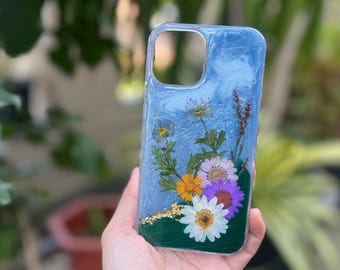 Pressed flowers phone case decorated with resin for iPhone & Samsung- Handcrafted Floral Phone Cover.