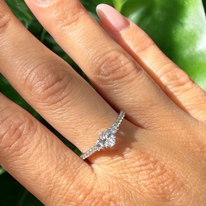 1.00 Karat Ovalschliff Ovalring mit natürlichen Diamanten auf der Seite, besonderer Ring, Verlobungsring mit natürlichen Diamanten besetzt.