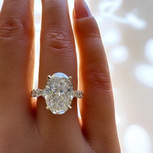 Anillo de compromiso con diamante cultivado en laboratorio IGI de 5 quilates E VS1, corte ovalado, elegante anillo de 14 quilates, joyería nupcial ética personalizada con corte ovalado.