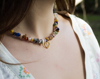 Choker necklace in natural stones and heart pendant