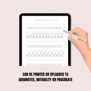 K&ouml;nnte beinhalten: Ein digitaler Tablet-Bildschirm zeigt ein Kalligraphie-Arbeitsblatt mit Zeilen von Kleinbuchstaben 'a', 'b', 'c' und 'd' zum &Uuml;ben der Handschrift. Der Text "Calligraphy WORKSHEET BY PSFONTSTUDIO" befindet sich oben auf dem Bildschirm. Der Text "CAN BE PRINTED OR UPLOADED TO GOODNOTES, NOTABILITY OR PROCREATE" befindet sich unten auf dem Bildschirm.