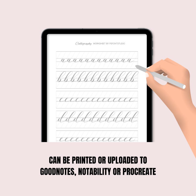 K&ouml;nnte beinhalten: Ein digitaler Tablet-Bildschirm zeigt ein Kalligraphie-Arbeitsblatt mit Zeilen von Kleinbuchstaben 'a', 'b', 'c' und 'd' zum &Uuml;ben der Handschrift. Der Text "Calligraphy WORKSHEET BY PSFONTSTUDIO" befindet sich oben auf dem Bildschirm. Der Text "CAN BE PRINTED OR UPLOADED TO GOODNOTES, NOTABILITY OR PROCREATE" befindet sich unten auf dem Bildschirm.