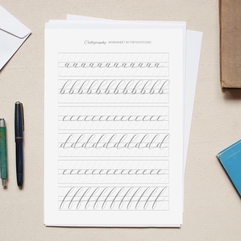 K&ouml;nnte beinhalten: Ein Kalligraphie-Arbeitsblatt mit Linien zum &Uuml;ben der Buchstaben a, b, c, d, e und f. Das Arbeitsblatt ist auf wei&szlig;em Papier gedruckt und hat einen grauen Hintergrund.