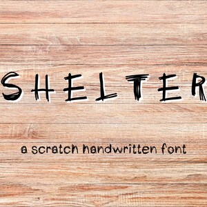 Könnte beinhalten: Das Wort "SHELTER" in einer handgeschriebenen Schriftart auf einem hellbraunen Holzgrund. Unter dem Wort steht der Text "a scratch handwritten font". Die Schriftart hat einen lässigen, unvollkommenen Stil.
