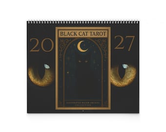 Könnte beinhalten: Ein Wandkalender für 2027 mit dem Titel Black Cat Tarot Illustrated Major Arcana Collection. Das schwarze Cover zeigt große goldene Katzenaugen an den Seiten, einen zentralen Bogenrahmen mit einer Katzensilhouette, einer Mondsichel und Sternen.