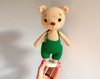 Oso de peluche de ganchillo hecho a mano con overol, muñeco amigurumi, decoración de guardería con temática de bosque, regalo para baby shower