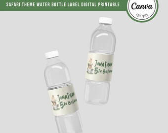 Puede incluir: Dos botellas de agua de plástico transparente con etiquetas que dicen "Jonathan 5th Birthday" en texto verde. Las etiquetas tienen un tema de animales de safari con una jirafa, una cebra y un león.