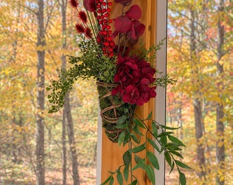 Burgunderfarbener Hortensien-Wandkorb mit roten Beeren, künstliches Hängegesteck, weihnachtliche Landhausdekoration
