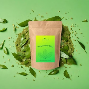 Può includere: Un sacchetto di carta marrone con un'etichetta che dice "Coca Vital" e "Peruvian Mate" in testo verde. L'etichetta dice anche "Geschmack: Mate de Coca" in testo più piccolo. Il sacchetto è circondato da foglie verdi e polvere.