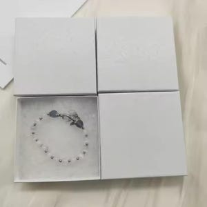 Cajas de papel rellenas de algodón para joyería, pendientes, collares, papel blanco en espiral, cajas cuadradas de 9 x 9 cm, embalaje de joyería, exhibición