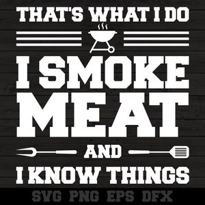Könnte beinhalten: Weißer Text auf schwarzem Holzgrund lautet "That's what I do I smoke meat and I know things" mit einem Grill-Symbol und einer Grafik von Gabel und Spatel. Der Text "SVG PNG EPS DFX" befindet sich darunter.