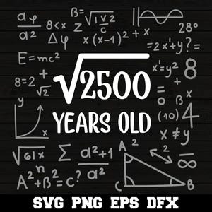 Puede incluir: Un diseño gráfico en blanco y negro con el texto "√2500 YEARS OLD" rodeado de ecuaciones y símbolos matemáticos.