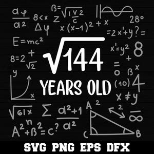 Könnte beinhalten: Ein schwarz-weißes Grafikdesign mit der Quadratwurzel aus 144 und dem Text "YEARS OLD" mit mathematischen Gleichungen und Symbolen, die den Text umgeben.