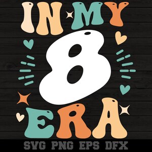 以下が含まれることがあります： レトロなスタイルで「In My 8 Era」というテキストが書かれたカラフルなグラフィックデザイン。デザインには大きな数字の8、ハート、星、線があります。