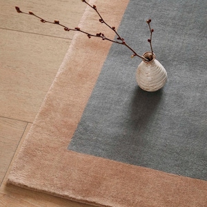 Alfombra de lana con borde y mechones tejidos a mano / Azul pizarra moderno y beige arena de Zahra Weaves