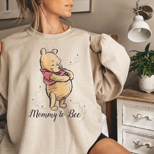 Mommy To Bee Sweatshirt, Pregnancy Reveal Sweatshirt, Disney Pooh Mommy Sweatshirt, Gift for Mom, Mama Sweatshirt, New Mom Gift
