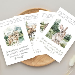 Può includere: Quattro carte stampabili con illustrazioni di animali ad acquerello e citazioni ispiratrici. Le carte presentano un lupo, un alce, un coniglio e un uccello. Le citazioni riguardano l'autocontrollo, la gentilezza, l'aiuto e la dolcezza.
