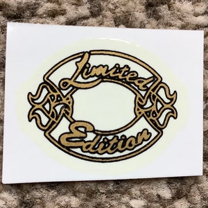 Aangepaste gouden sticker voor de kop van de gitaar.