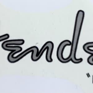 Może przedstawiać: Biała naklejka z srebrnym logo "Fender" i tekstem "ESQUIRE" w kolorze czarnym.