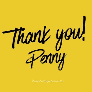 K&ouml;nnte beinhalten: Gelber Hintergrund mit den Worten "Thank you! Penny" in schwarzer Schrift. Darunter steht der Satz "Cozy Cottage Corner Co." in einer kleineren, helleren Schrift.