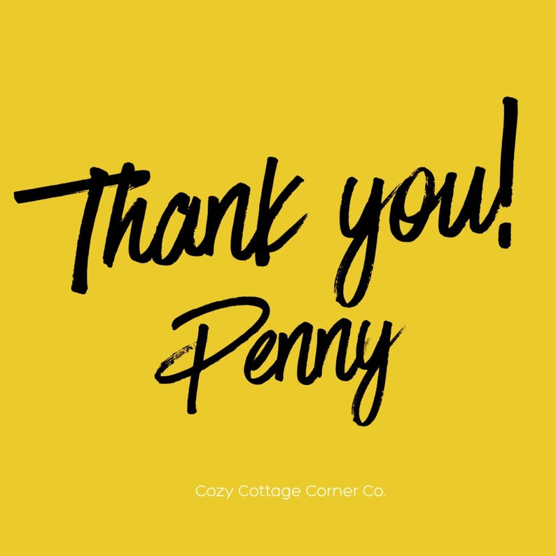 K&ouml;nnte beinhalten: Gelber Hintergrund mit den Worten "Thank you! Penny" in schwarzer Schrift. Darunter steht der Satz "Cozy Cottage Corner Co." in einer kleineren, helleren Schrift.