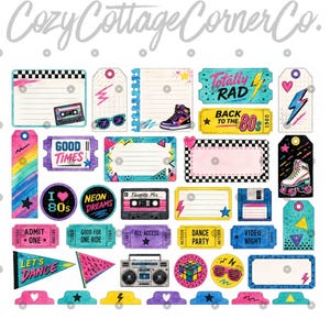 K&ouml;nnte beinhalten: Eine Sammlung farbenfroher Aufkleber und Anh&auml;nger im Retro-Stil der 1980er Jahre. Enth&auml;lt Kassetten, Rollschuhe und die Texte &bdquo;Totally Rad&ldquo;, &bdquo;Back to the 80s&ldquo; und &bdquo;Let's Dance&ldquo;. Das Bild tr&auml;gt die Aufschrift &bdquo;Cozy Cottage Corner Co.&ldquo;.