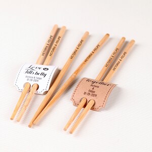 Gepersonaliseerde bamboe eetstokjesset, ideaal huwelijkscadeau, aangepaste Hibachi-eetstokjesset, uniek bewaar deze datum-cadeau, trouwbedankjes