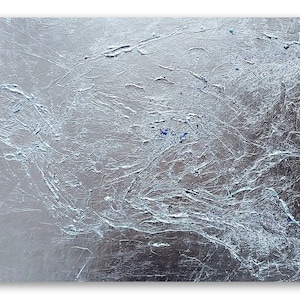 Peut inclure: Peinture abstraite avec de la peinture argentée et bleue sur une toile. La peinture est texturée et a un reflet métallique.