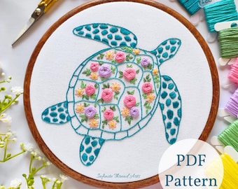 Motivo per ricamo a mano con tartaruga floreale: moderna arte fai da te con telaio (schema PDF)