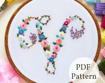 Modello di ricamo a mano con lettera floreale "V": alfabeto fai da te (modello PDF)