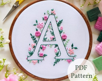 Patrón de bordado de la letra 'A' con diseño floral, manualidad a mano (descarga en PDF)