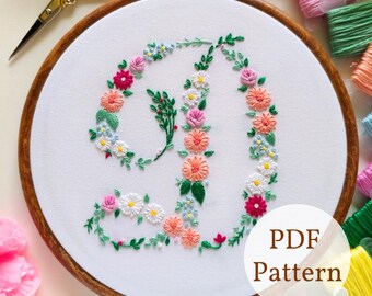 Schema di ricamo a mano con alfabeto floreale "D" (schema PDF)