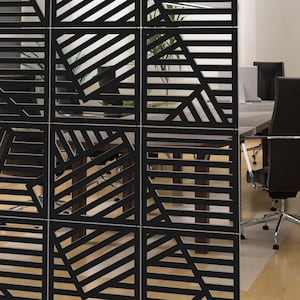 Può includere: Divisore da stanza in metallo nero con un motivo geometrico. Il divisorio è realizzato con sottili barre di metallo che creano un design a griglia. Il motivo è composto da linee diagonali che si intersecano per formare triangoli e quadrati.