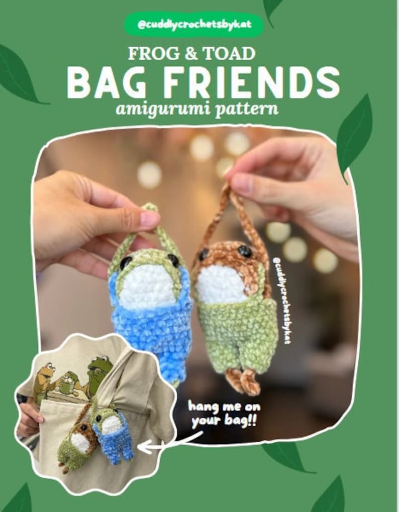 Puede incluir: Un patr&oacute;n de crochet para hacer un juguete amigurumi de rana y sapo. El patr&oacute;n incluye instrucciones para hacer los juguetes y sujetarlos a una bolsa. La imagen muestra los juguetes terminados, que son verdes y azules, y el texto "&iexcl;cu&eacute;lgame en tu bolsa!"