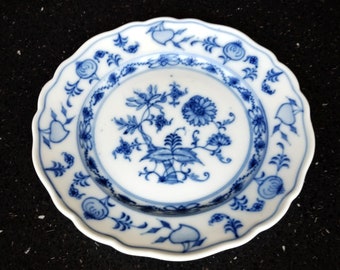 Meissen, assiette à salade d'oignons bleus antique, motif par Ernst Teichert, fabriquée vers 1910 en Allemagne. Parfait état, 20 cm de diamètre.