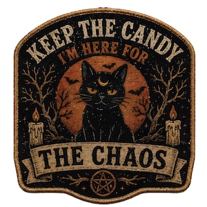 Può includere: Una toppa ricamata a forma di scudo con sfondo nero e bordo dorato. Raffigura un gatto nero con una mezzaluna sulla fronte, una grande luna arancione, pipistrelli e candele. Il testo recita: KEEP THE CANDY I'M HERE FOR THE CHAOS.
