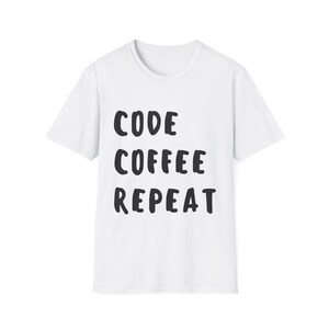 Peut inclure: Un t-shirt blanc à manches courtes avec le texte noir CODE COFFEE REPEAT imprimé dans une police sans empattement audacieuse au centre de la poitrine. Le vêtement présente un col rond classique et un ourlet droit pour un aspect épuré.