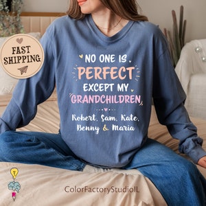 Könnte beinhalten: Ein blaues Langarmshirt mit einer pinkfarbenen und weißen Grafik, auf der "Niemand ist perfekt außer meine Enkelkinder" steht, wobei die Namen Robert, Sam, Kate, Benny und Maria darunter aufgeführt sind.