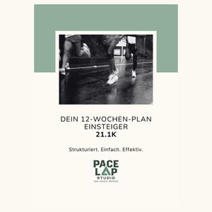 Puede incluir: Imagen en blanco y negro de corredores en movimiento. El texto dice "DEIN 12-WOCHEN-PLAN EINSTEIGER 21.1K" y "Strukturiert. Einfach. Effektiv." El logotipo de Pace Lap Studio está en la parte inferior. La imagen tiene un esquema de color verde y crema.