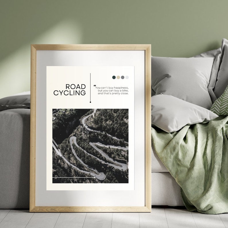 Puede incluir: Una impresi&oacute;n enmarcada con una foto en blanco y negro de un camino sinuoso a trav&eacute;s de un bosque. El texto "ROAD CYCLING" est&aacute; en letras blancas sobre fondo negro. La cita "You can't buy happiness, but you can buy a bike, and that's pretty close." est&aacute; en texto negro sobre fondo blanco.